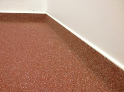 Saubere Übergange zwischen der Wand und der Bodenbeschichtung sorgen für eine leichte Reinigung der Flächen und werden mit einem Übergangsprofil angearbeitet. 