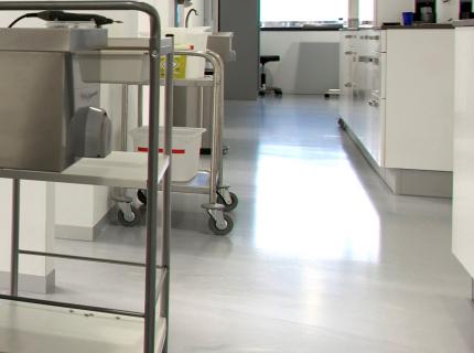 Kratzfeste Bodenbeschichtungen kommen oftmals in Krankenhäusern und Gesundheitseinrichtungen zum Einsatz. 