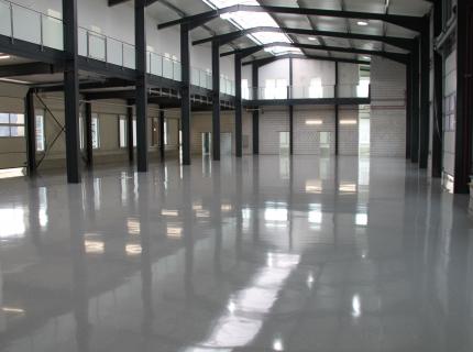 Eine Industriebodenbeschichtung in einer Halle wertet das Gesamtobjekt auf und ist die beste Grundlage für ein nachhaltig bestehendes Unternehmen.