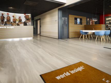 In Eingangsbereichen schafft ein Designboden einen angenehmen Wohlfühlcharakter.