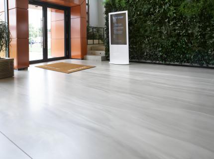 Hinsichtlich Laufkomfort und Trittschalldämmung kann ein Designboden im Gegensatz zu anderen Bodenbelägen überzeugen.